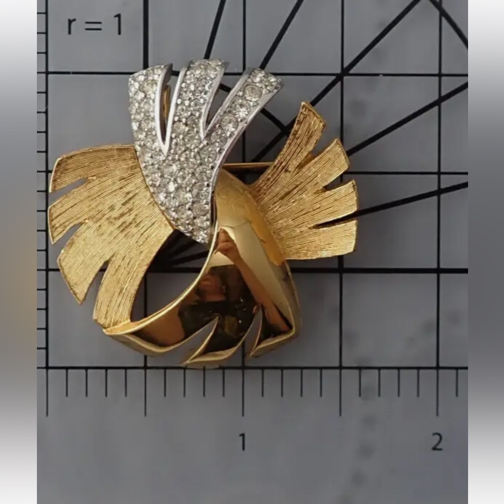 Givenchy 1978 Paris NY Rhinestone Twisted Ribbon Gold Tone Pin Brooch Pendant - Picture 4 of 5